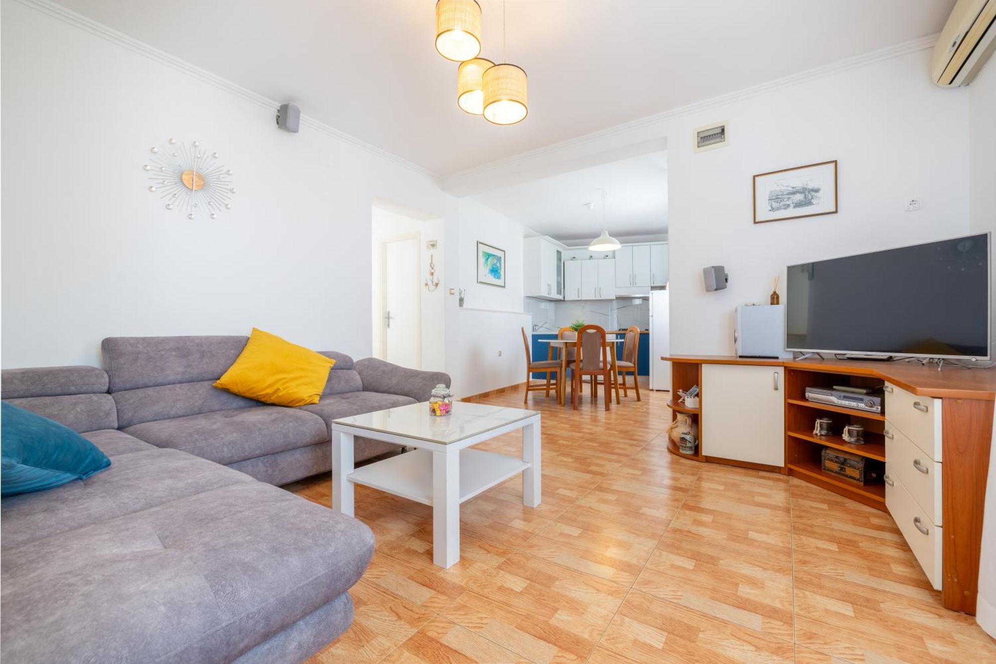 Laura On The First Floor Makarska